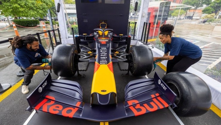 Pit Stop Challenge no McDonald's Av. Henrique Schaumann