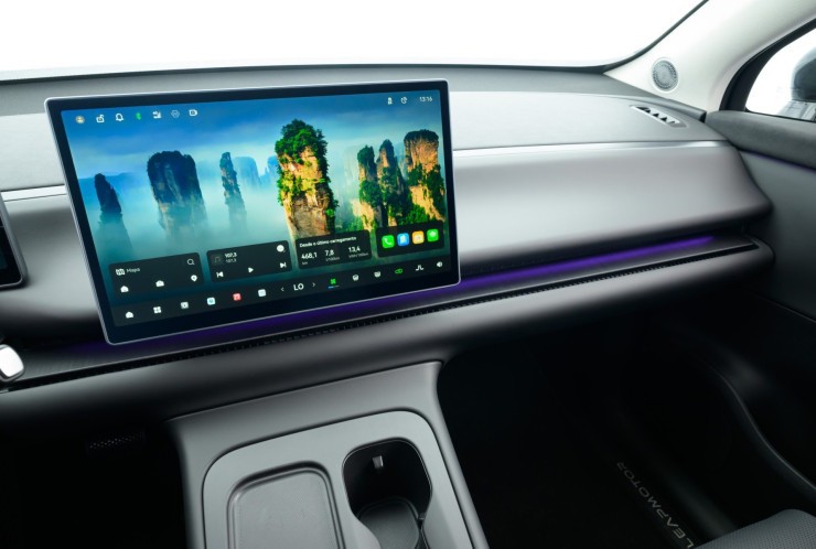 O Leap One, sua central multimidia, tem uma tela de 14,6" com conex&atilde;o &agrave; internet e atualiza&ccedil;&atilde;o OTA.