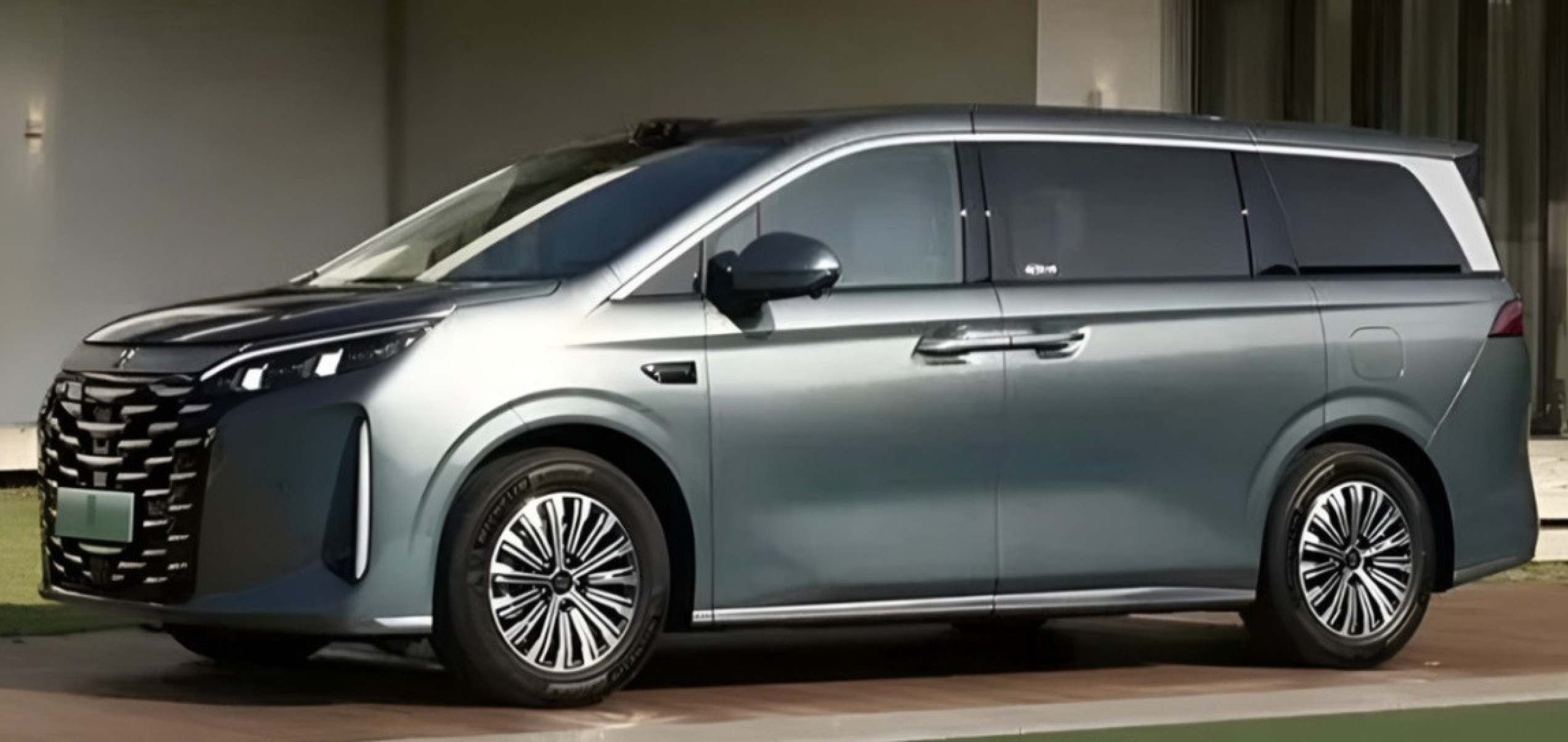 BYD M9 tem autonomia elétrica de até 218 km