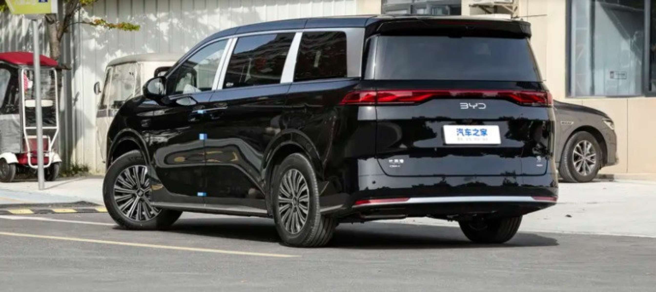 Traseira da BYD M9 2026