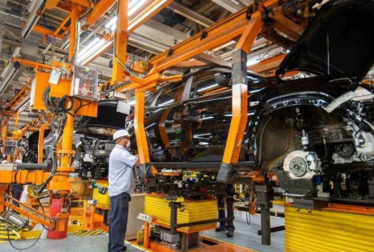 Funcion&aacute;rio da Chevrolet trabalhando em f&aacute;brica