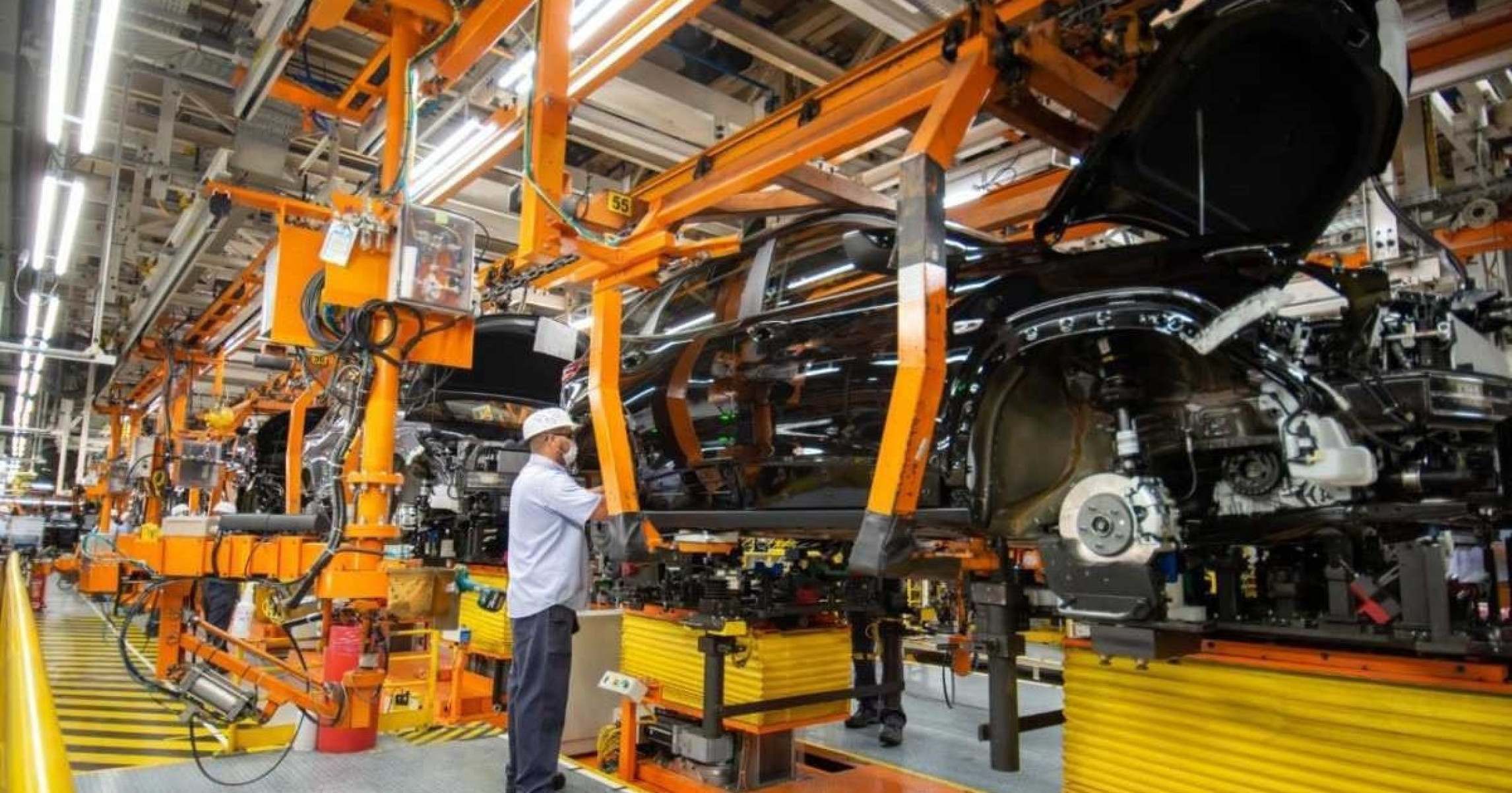 Funcionário da Chevrolet trabalhando em fábrica