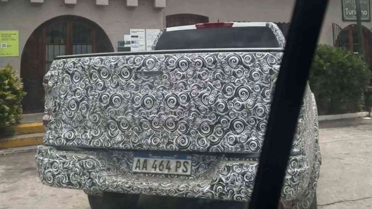 Nova Hilux camuflada em testes