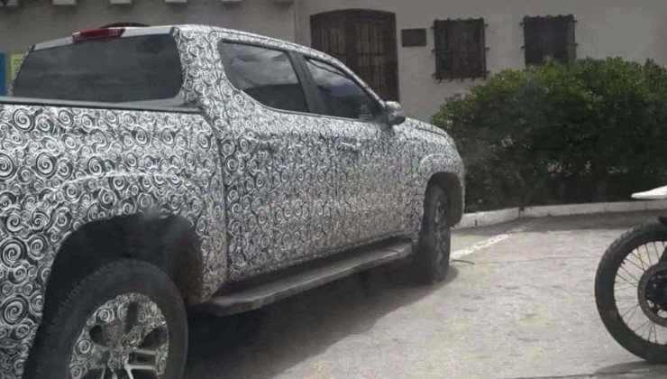 Nova Hilux camuflada em testes