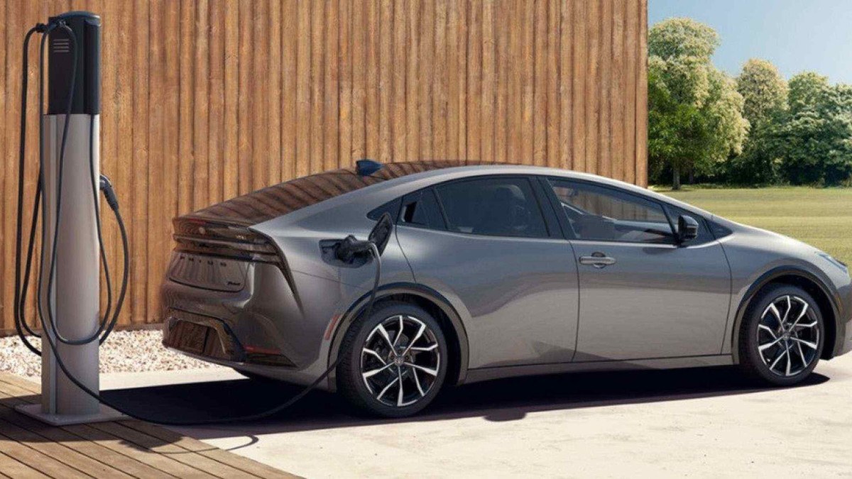 Toyota Prius híbrido sendo carregado