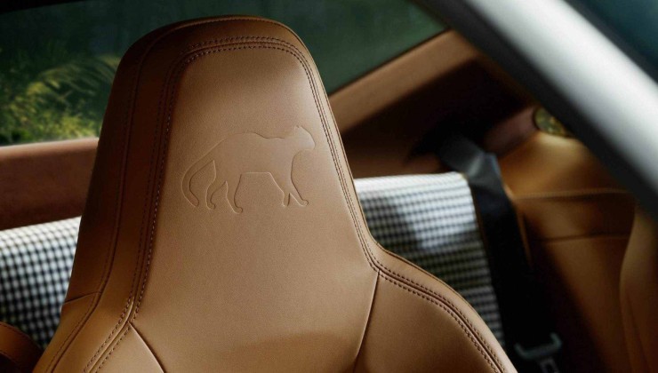 Detalhe da jaguatirica nos bancos do 911 GT3 Touring 'Ocelot'