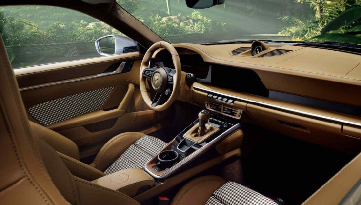 Interior luxuoso conta com itens que são opcionais para o 911