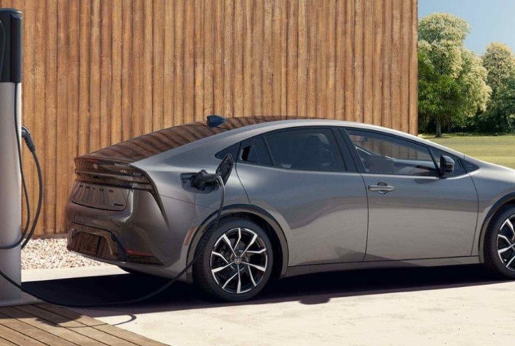 Toyota Prius h&iacute;brido sendo carregado