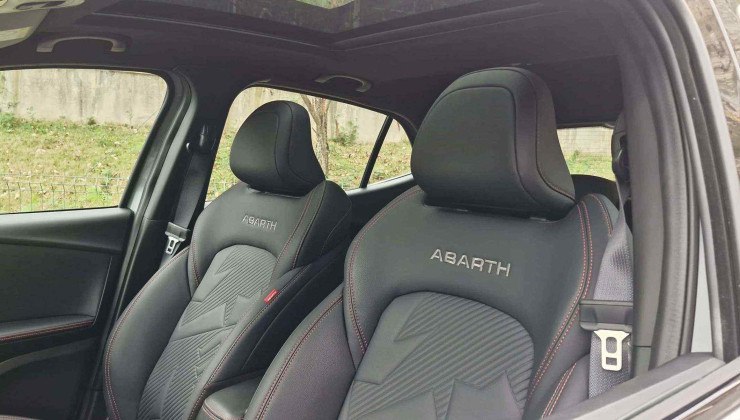 Bancos são novidade do Pulse Abarth 2026 e são bem confortáveis