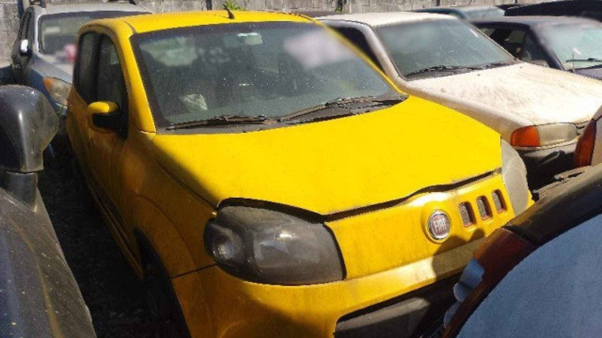 Fiat Uno amarelo vai a leilão em Mauá