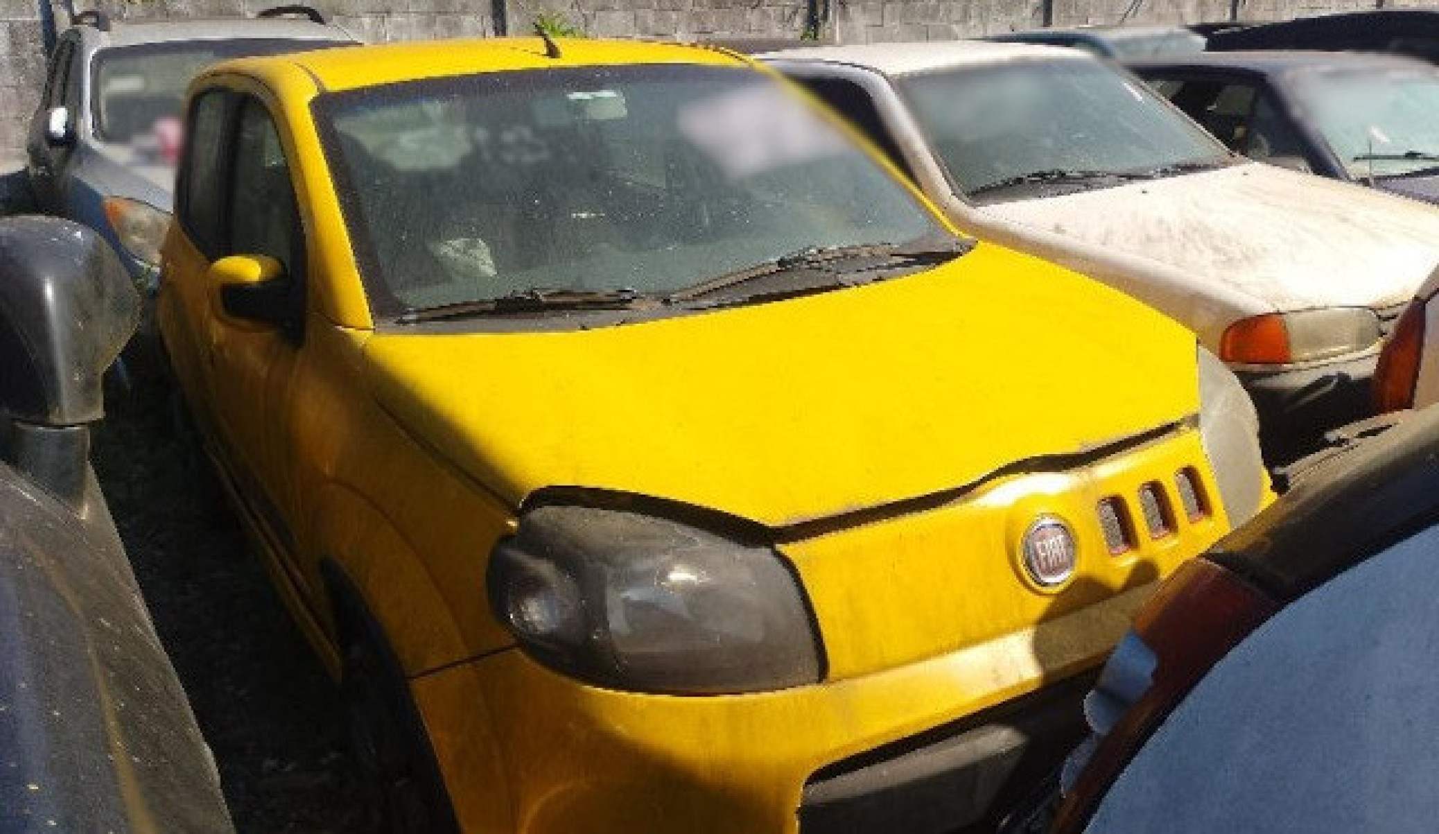 Fiat Uno amarelo vai a leilão em Mauá