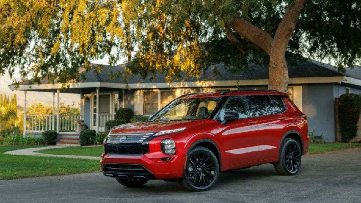 Nissan Rogue PHEV vermelho de frente