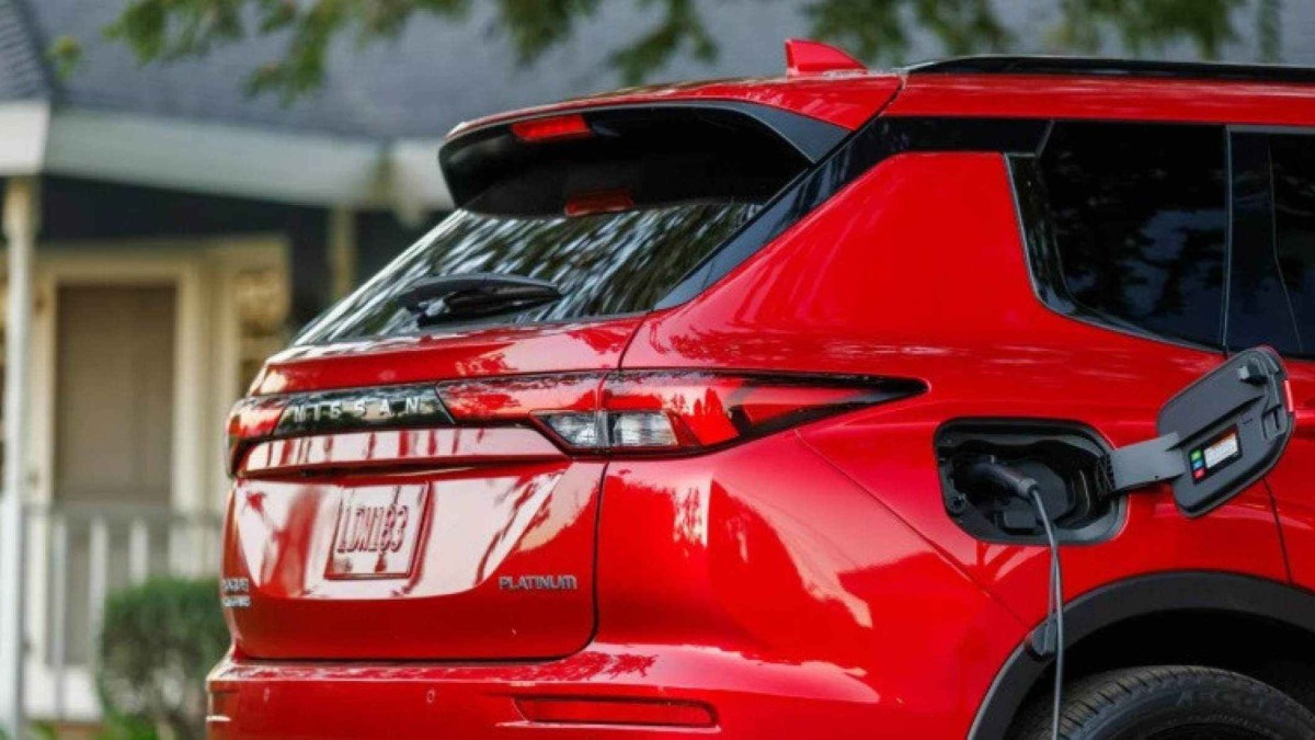 Nissan Rogue PHEV vermelho sendo carregado