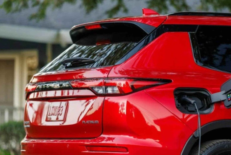 Nissan Rogue PHEV vermelho 