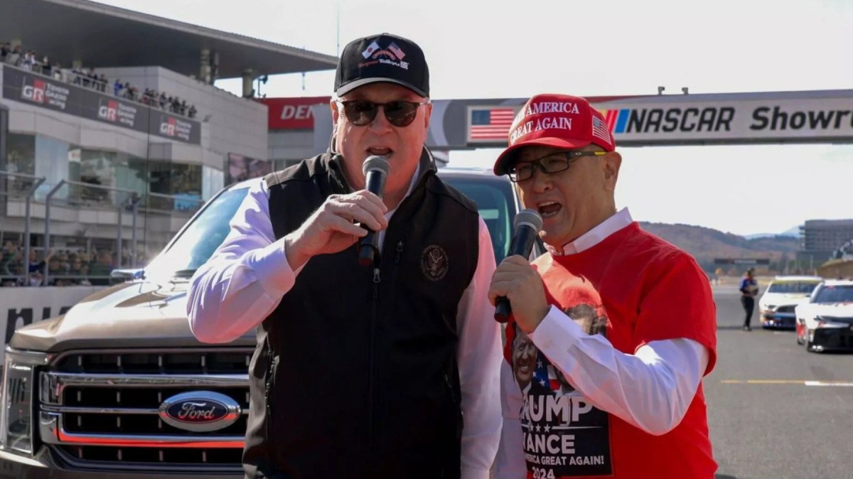 O Embaixador dos EUA no Japão, George E. Glass, e Akio Toyoda, Presidente da Toyota