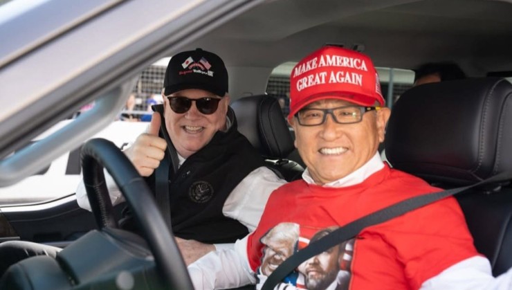 O Embaixador dos EUA no Japão, George E. Glass, e Akio Toyoda, Presidente da Toyota