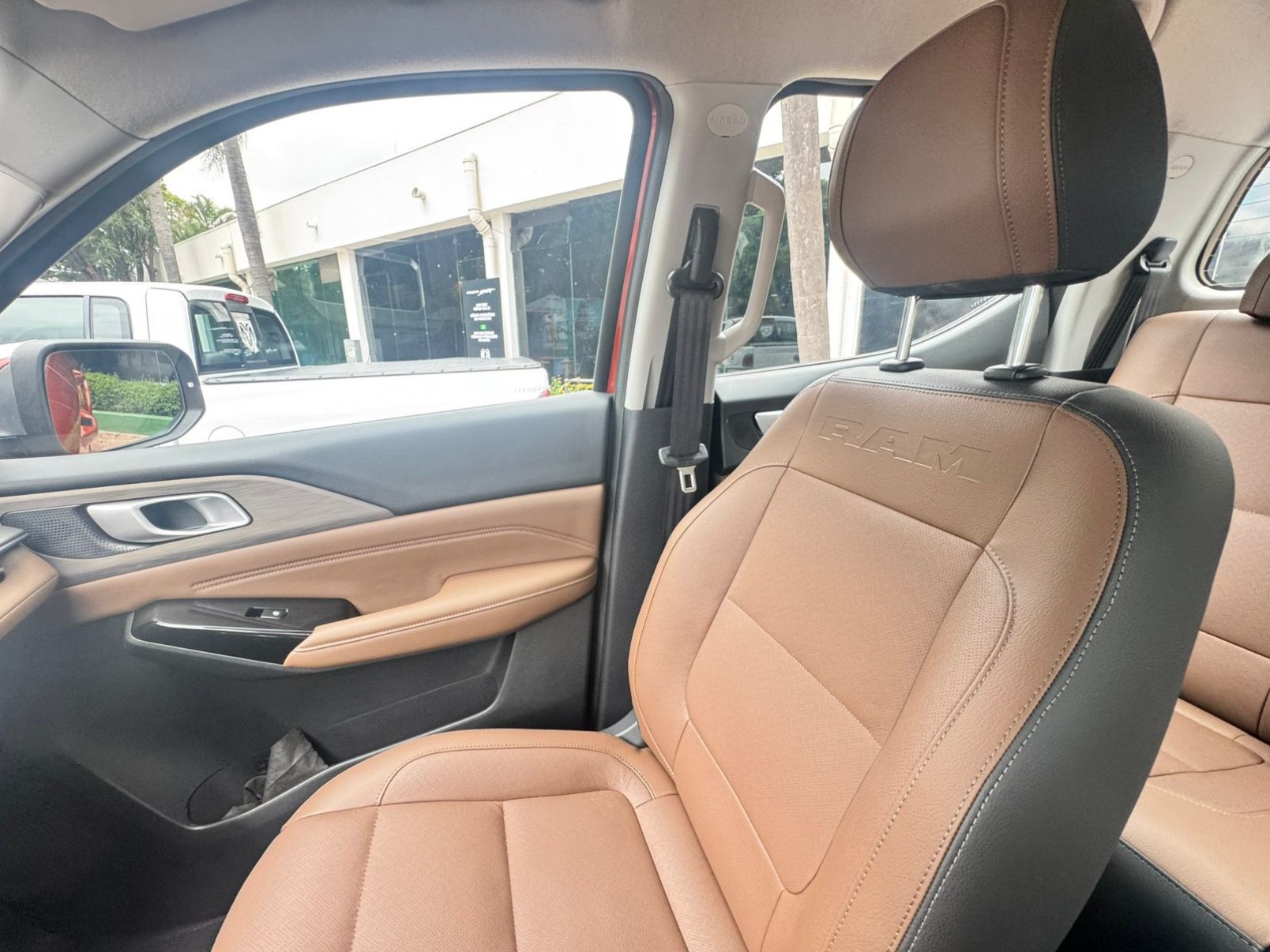 RAM Dakota Laramie é picape média 