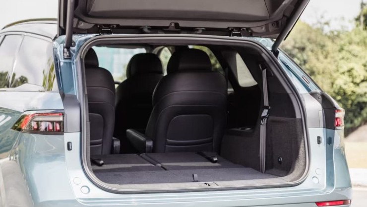 Porta-malas Jaecoo 8 na configuração de 6 lugares, com a terceira fileira rebatida