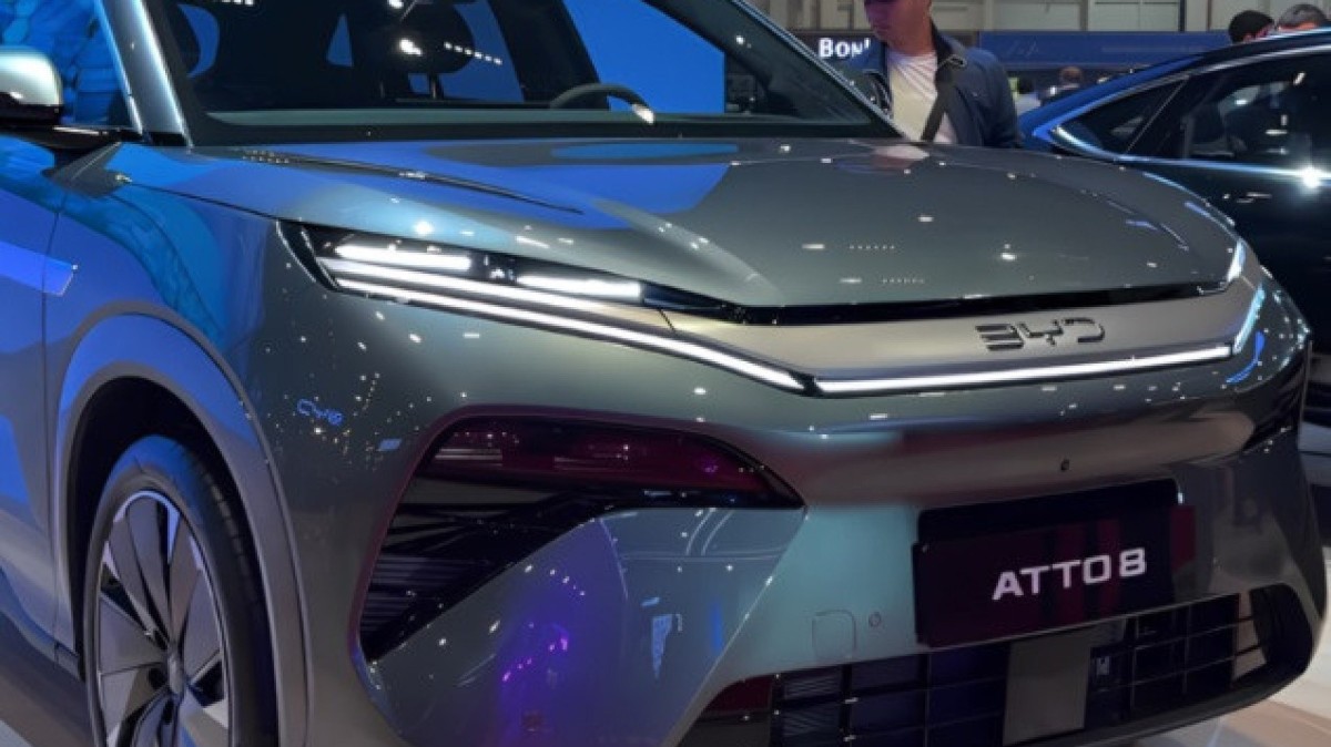 BYD Atto 8 de frente