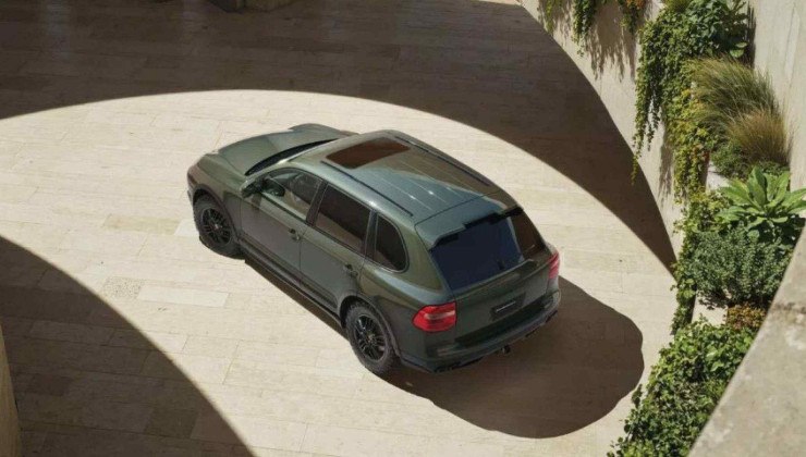 O SUV possui um motor 4.8 V8 de 405 cv