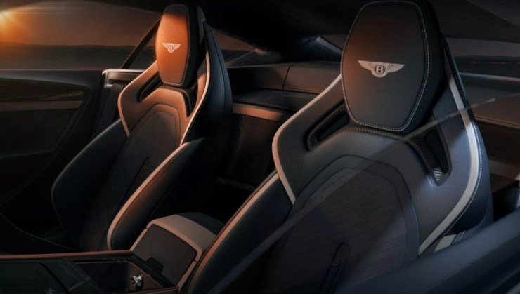 Para ajudar na redução de peso, os bancos traseiros foram retirados