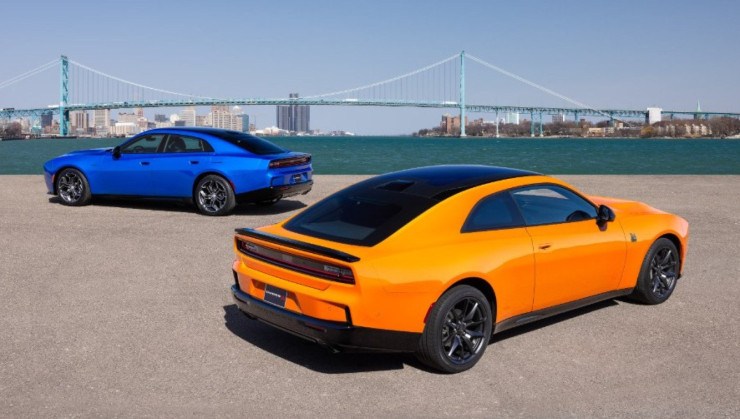 O novo Dodge Charger Scat Pack é vendido em duas versões, uma com 2 portas e 4 portas -  (crédito: Dodge/Divulgação)