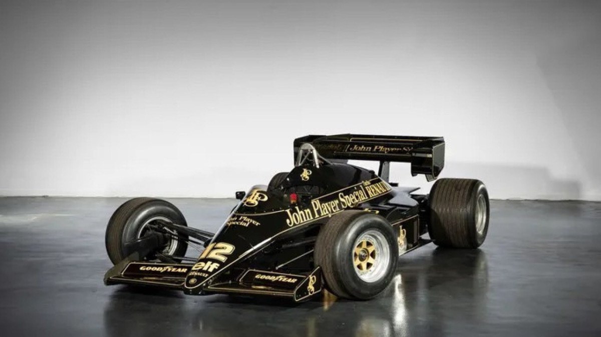 Lotus 95T-4 de 1984 com a pintura preta e dourada da John Player Special