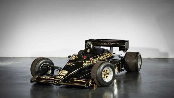 Lotus 95T-4 de 1984 com a pintura preta e dourada da John Player Special -  (crédito: Artcurial/Divulgação)