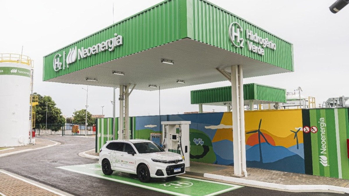 O modelo utilizado nos testes é o Honda CR-V e:FCEV, um SUV híbrido plug-in movido a hidrogênio 