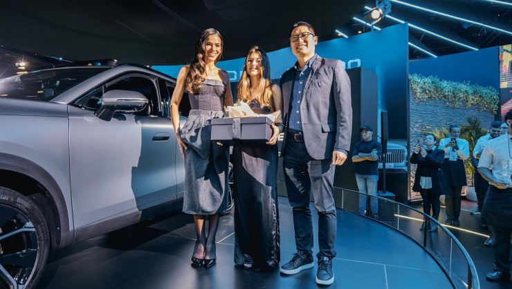 Bruna Marquezine, Ana Alice Vasques e Peng Hu, Country Nanager Director da Omoda & Jaecoo -  (crédito: Divulgação)