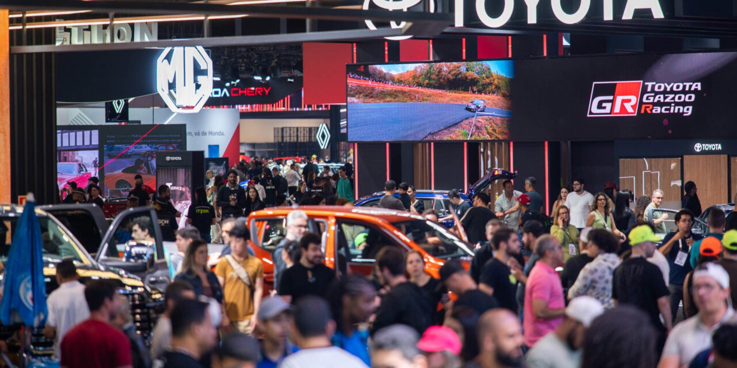 Salão do Automóvel reformula estandes e atrai bom público