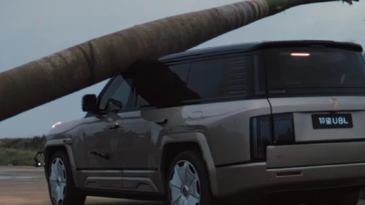 Yangwang U8, da BYD, sendo impactado por uma árvore