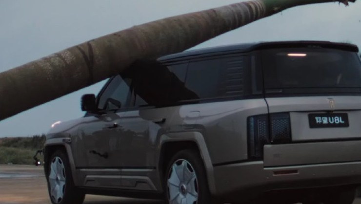 Yangwang U8, da BYD, sendo impactado por uma árvore -  (crédito: Divulgação/BYD)