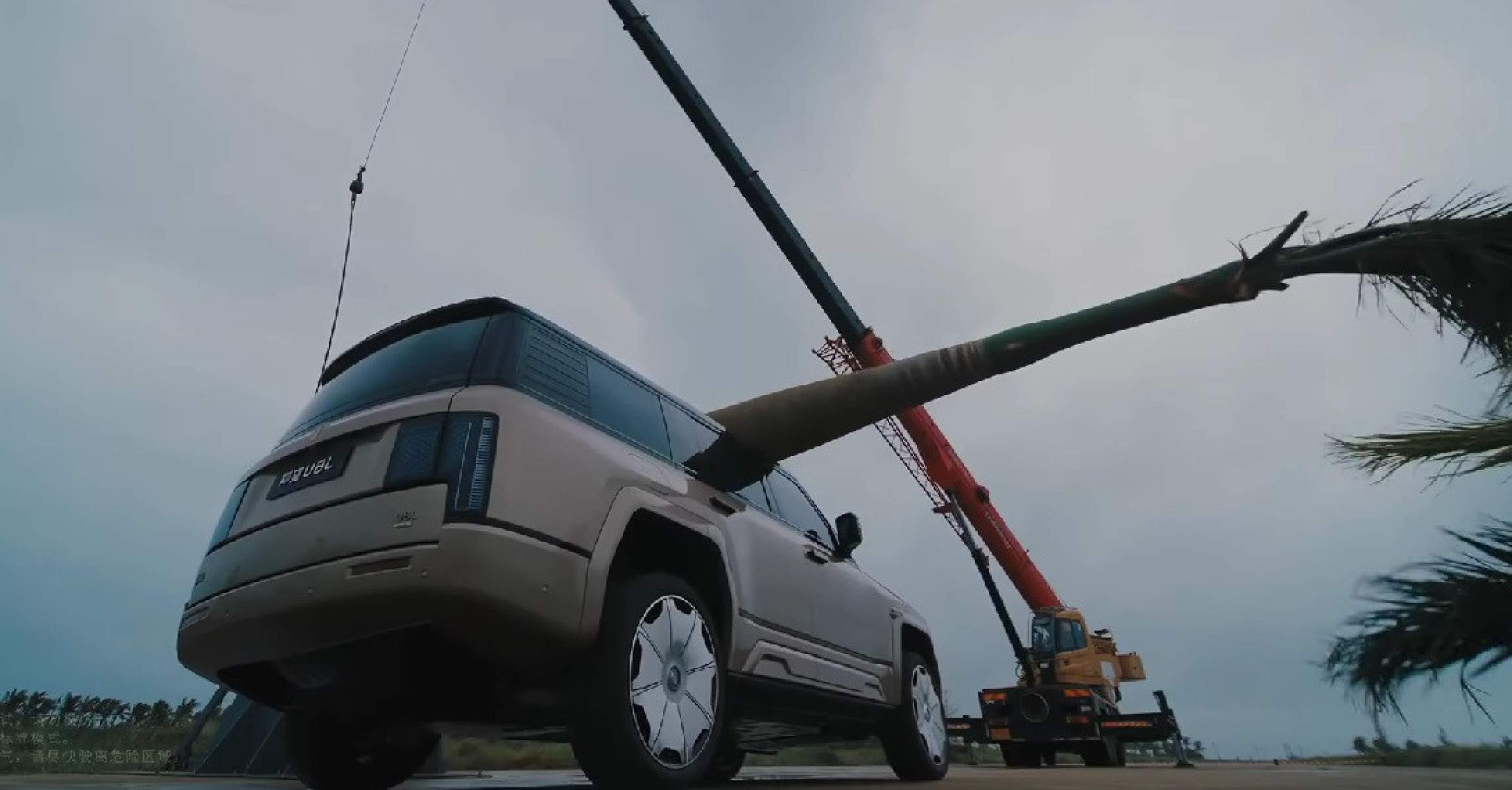 BYD derrubou árvore em Yangwang U8 para provar sua resistência