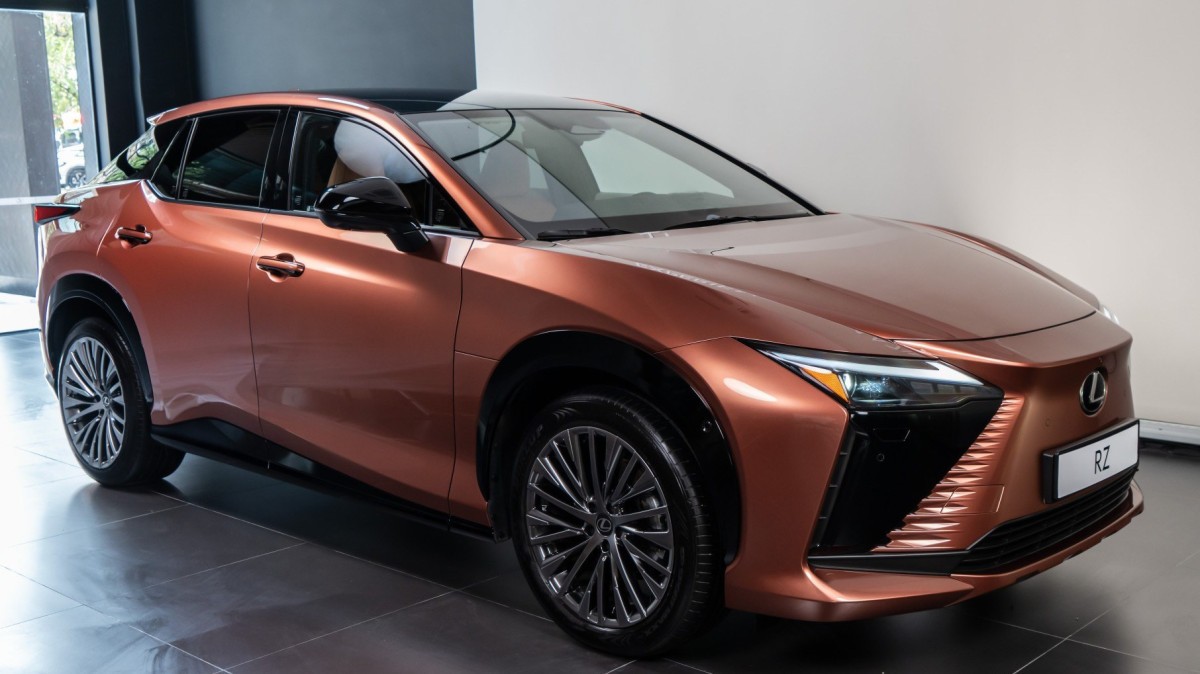 Lexus RZ 500e custa a partir de R$ 499.990