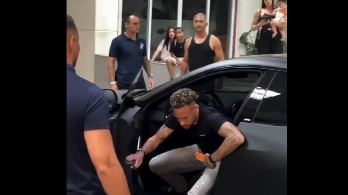 Neymar saindo de sua Ferrari Purosangue em Santos (SP)