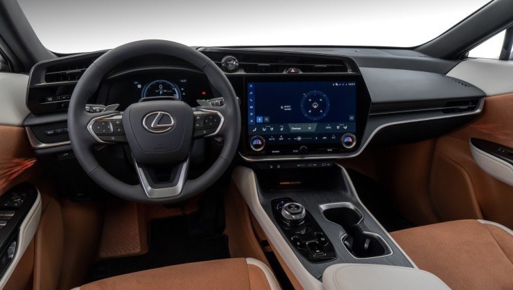 O interior possui um novo tipo de sistema de isolamento acústico que garante mais silêncio e conforto