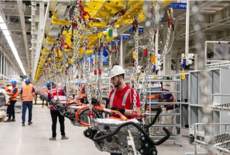 Funcion&aacute;rios da BYD trabalhando em Cama&ccedil;ari (BA)