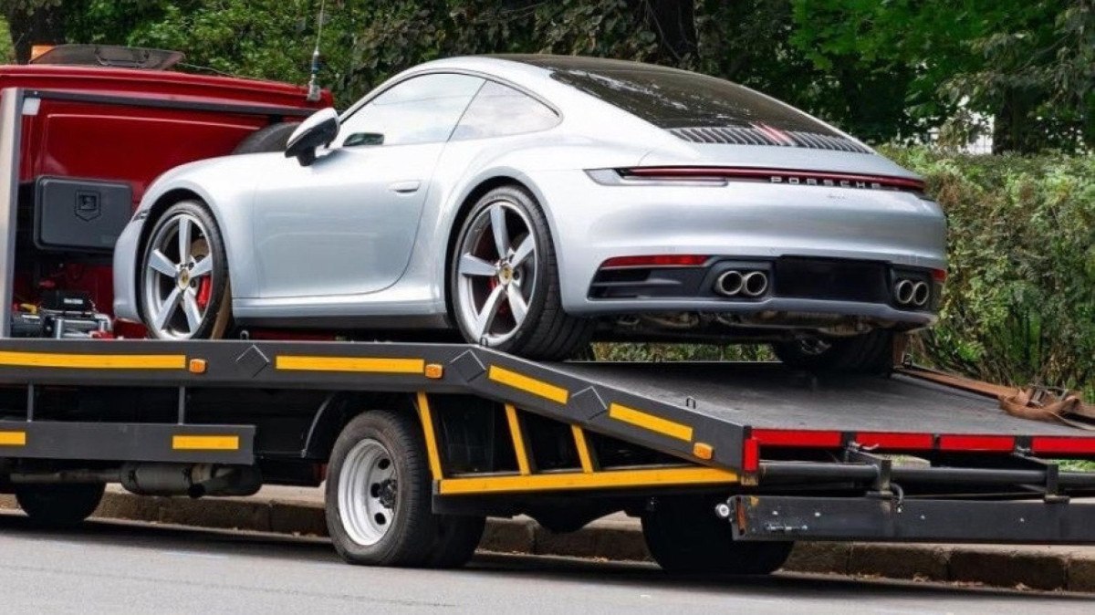Carro da Porsche sendo guinchado na Rússia