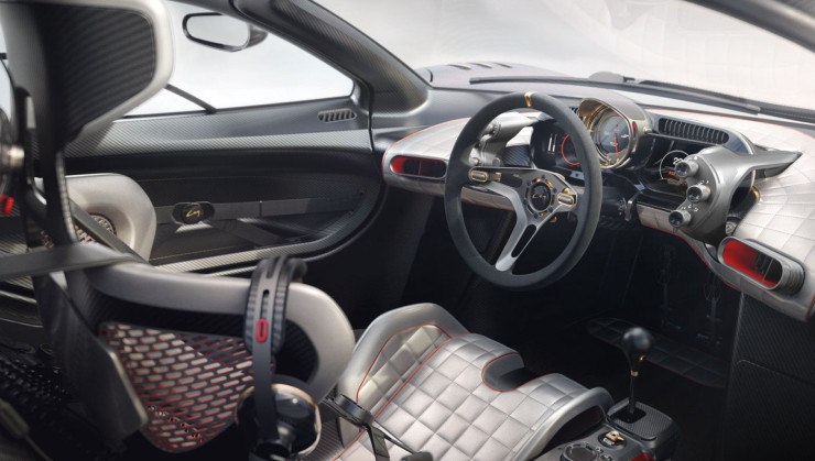 O interior também é baseado na McLaren F1, com o volante no centro e dois lugares ao lado do motorista