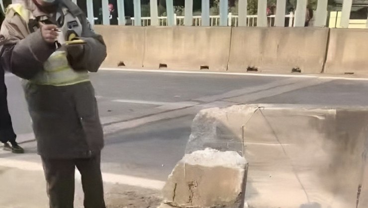 O SUV atingiu uma barreira de concreto com cerca de 12 centímetros de borda