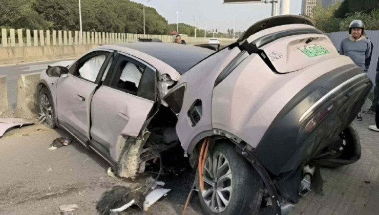 Nio EC6 partido ao meio após bater numa barreira de concreto -  (crédito: Reprodução/CarNewsChina/Weibo)