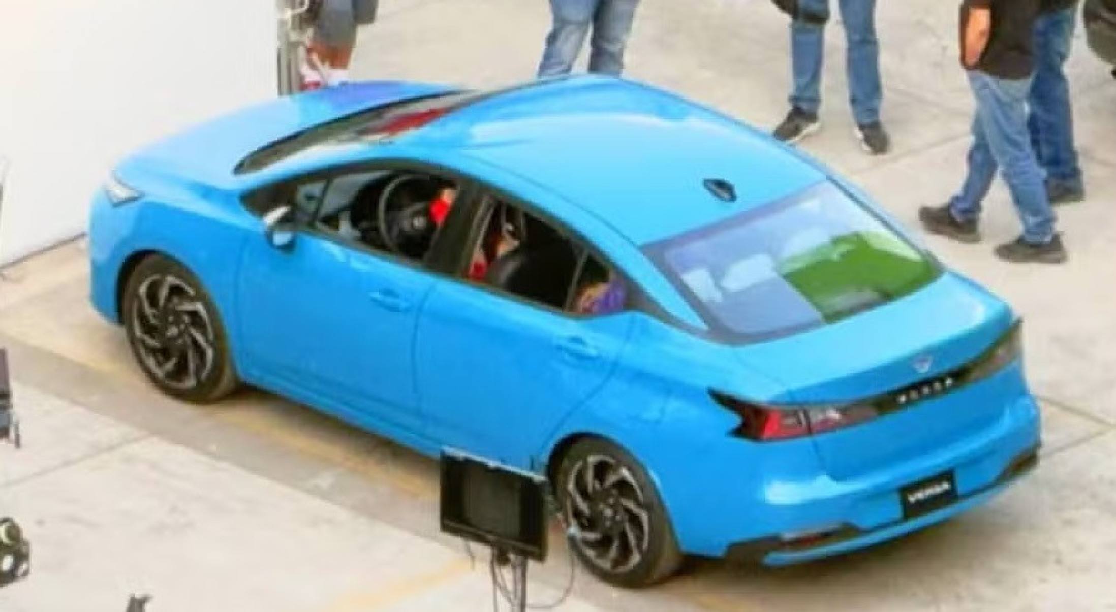 Nissan Versa flagrado sem camuflagem