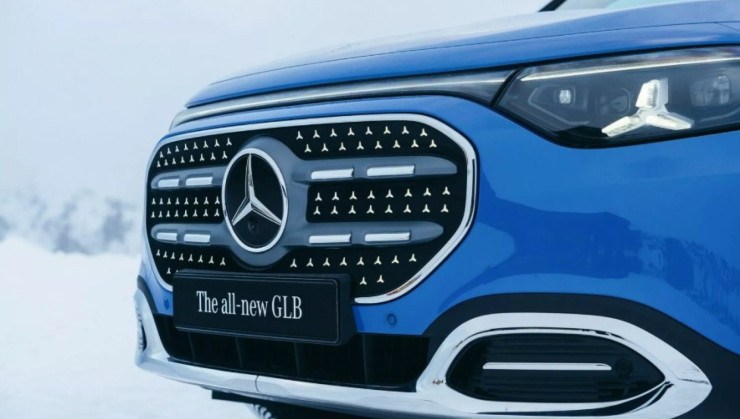 Os DRLs contam com um formato de estrela, assim como a logo da Mercedes