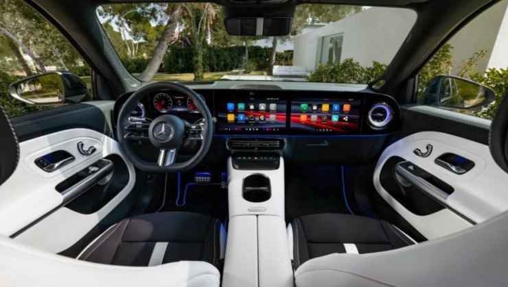 O interior conta com 3 telas, sendo uma para o motorista, uma central para comandos do carro e outra exclusiva para o passageiro, todas com auxilio do Chat GPT