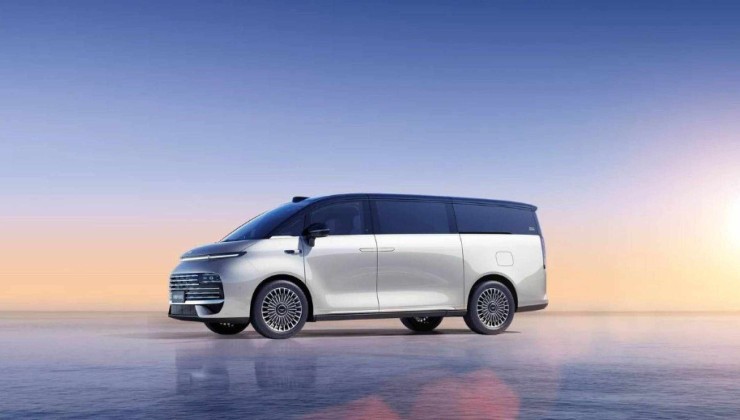 A Geely V900 é uma minivan de luxo, e cerca de 42 dançarinas couberam dentro dela  -  (crédito: Geely/Divulgação)