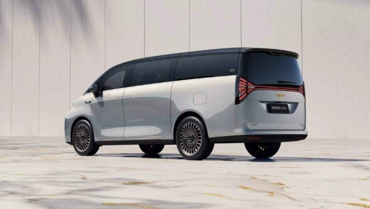 A Geely V900 mede 5,36m de comprimento e 3,20m de entre-eixos