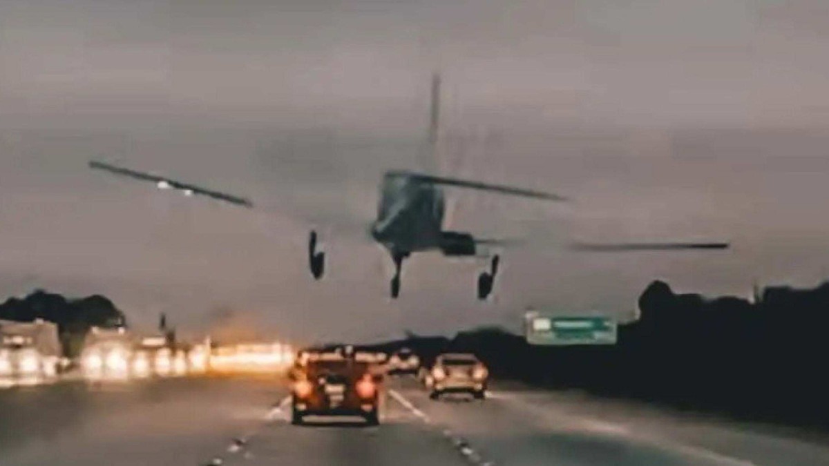 Avião cai em cima de carro nos EUA