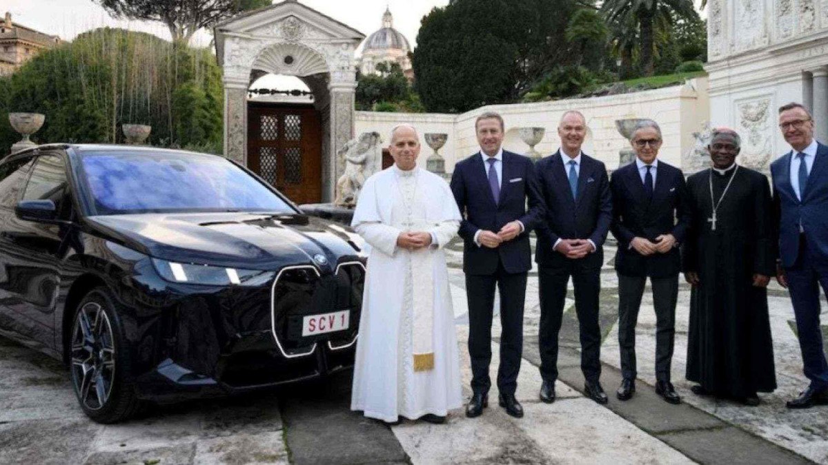 Papa Leão XIV recebe BMW ix 60 elétrico