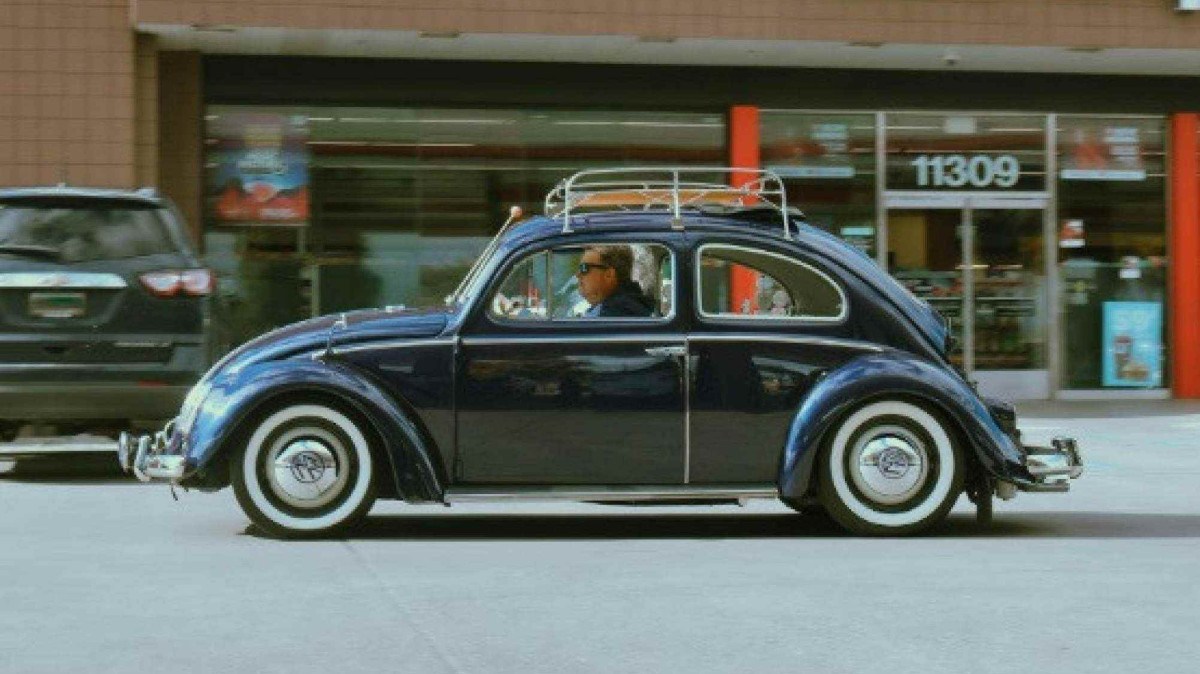 Volkswagen Fusca restaurado em movimento
